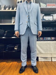 上品なライトブルーが叶える夏のスリーピースの画像