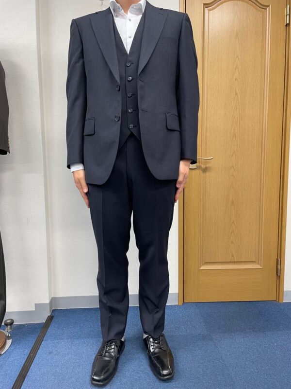 スリムな三つ揃えスーツのアイキャッチ画像
