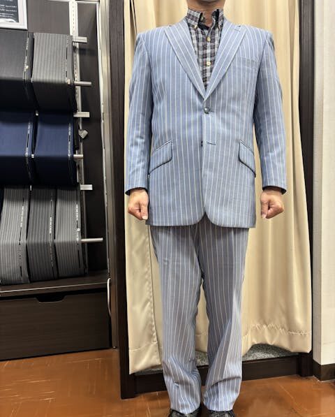 爽やかモダンな水色スーツのアイキャッチ画像