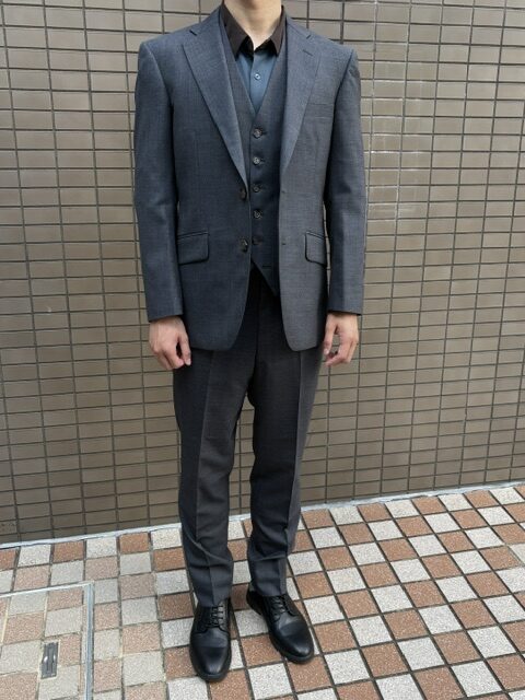 「一着二翼」を体現する、品格を纏うグレーのスリーピースのアイキャッチ画像