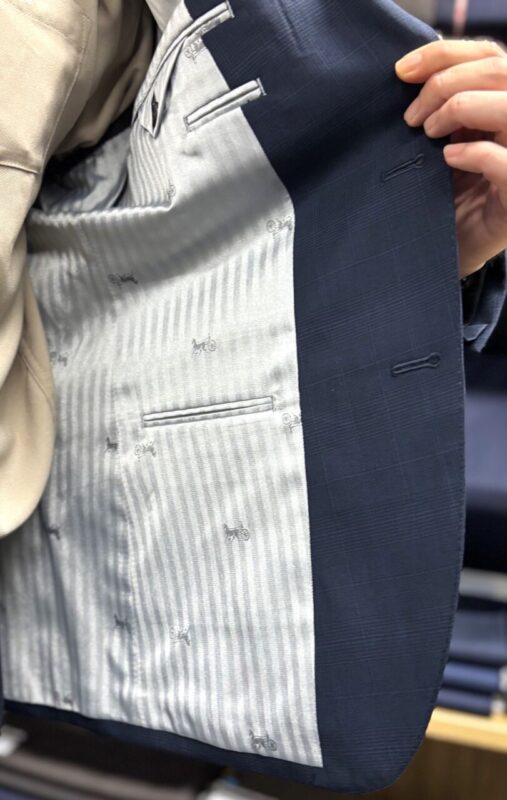 紺系・Wool100％ナチュラルストレッチ素材&ペイズリー柄裏地のアイキャッチ画像