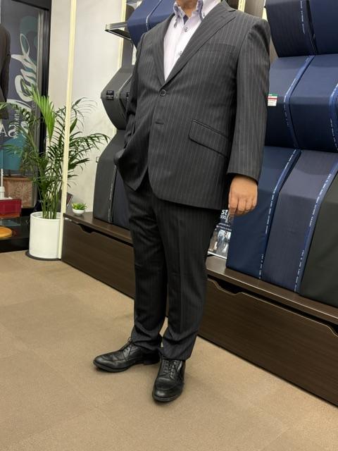 グレーストライプの魅力を愉しむ一着のアイキャッチ画像