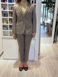 ファッショナブルなベージュパンツスーツの画像