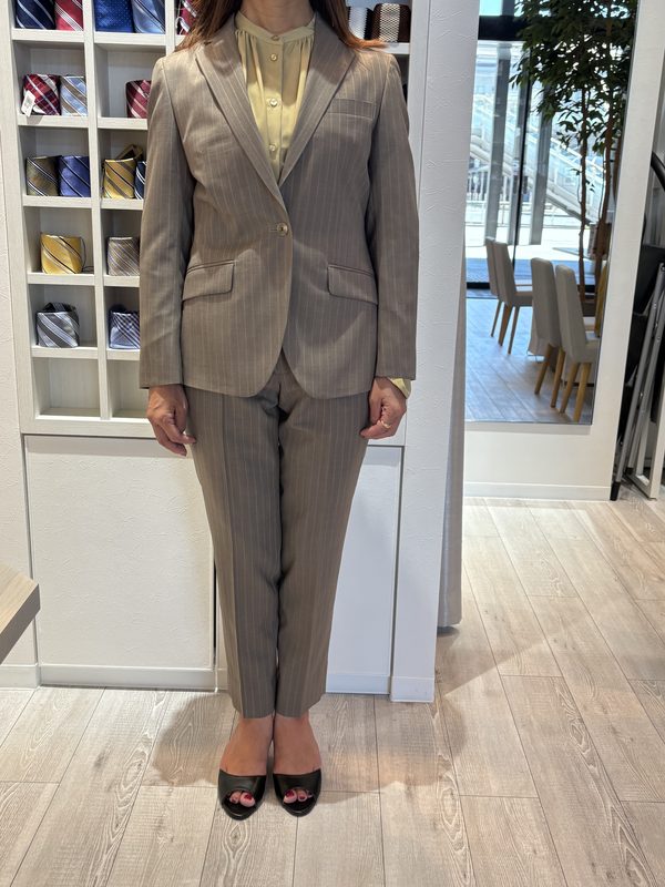 ファッショナブルなベージュパンツスーツのアイキャッチ画像