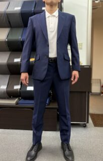 シンプルだからこそ際立つ、上質な青の画像