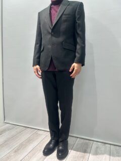 トレンドと個性を楽しむ、グリーンスーツの画像