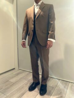 色合わせで差をつける、ニュアンスカラースーツの画像