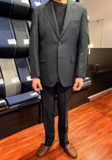 落ち着いたチャコールグレーのグレンチェック柄で大人の品格が漂う1着の画像