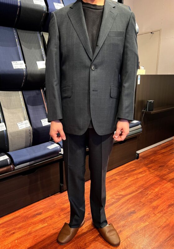 落ち着いたチャコールグレーのグレンチェック柄で大人の品格が漂う1着のアイキャッチ画像