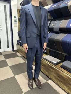 キレイなシルエットに紺がよく映えます！の画像