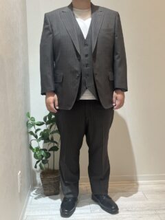 クラシックなグレイッシュブラウンのストライプスーツの画像
