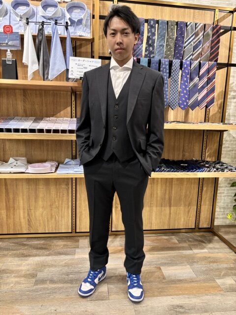 オールマイティーに着用できるダークグレーのスリーピーススーツのアイキャッチ画像