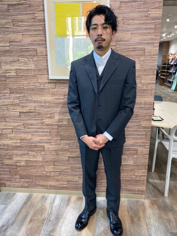 式典用で誂えたタブカラーシャツとチャコールグレイスーツで英国紳士の風格を漂わせる１着のアイキャッチ画像