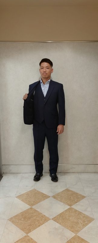 ビジネスを格上げするネイビースーツ！のアイキャッチ画像