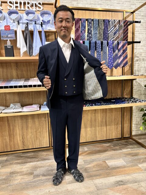 ショールカラーのWベストがさりげない織柄をオシャレに演出！！のアイキャッチ画像