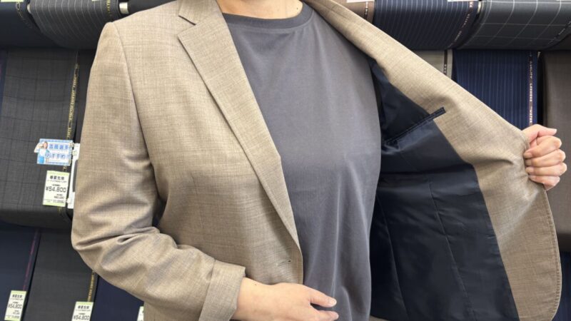 メンズライクシルエットでこなれ感のあるブラウンスーツのアイキャッチ画像