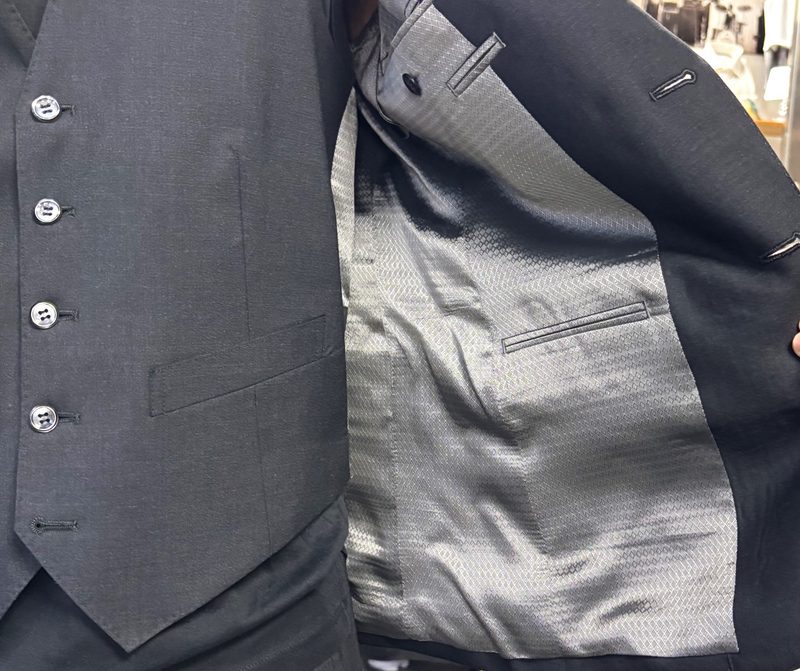 グレー系・Wool100％（Super100’ｓ）光沢ナチュラルストレッチ素材&ドビー柄裏地のアイキャッチ画像