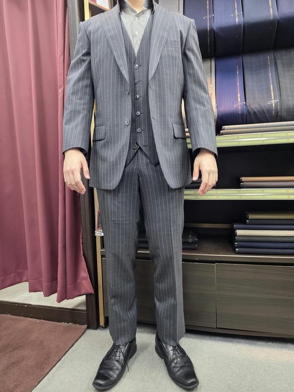 グレーシャツを共にしたグレーストライプ三つ揃えのアイキャッチ画像