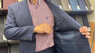 すっきりとしたシルエットとストライプは相性抜群の画像