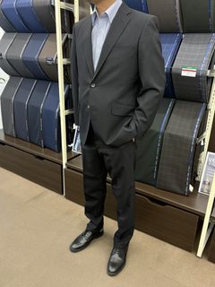 王道のブラックストライプで魅せる一着の画像