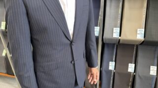 信頼感を纏う、ネイビーストライプの画像