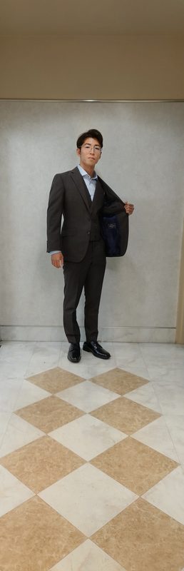 英国らしい気品と深みのあるブラウンチェックスーツ！のアイキャッチ画像