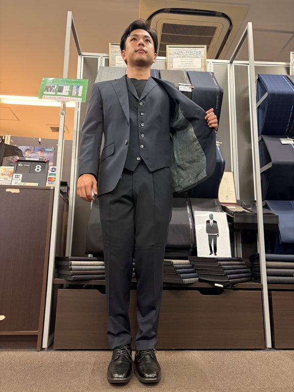 ビジネススーツの定番でありながら着る人の個性を引き立てるネイビースーツ・・・♪のアイキャッチ画像