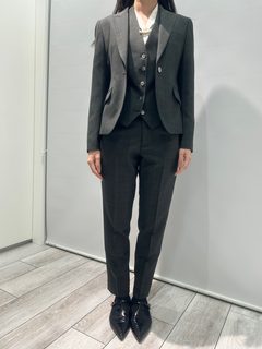 甘さを抑えて凛と着る。レディーススーツ×メンズベストの画像