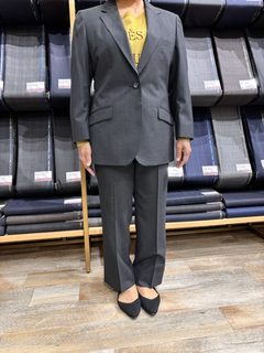 コーディネートしやすいグレーワイドパンツスーツの画像