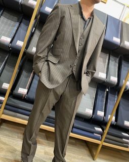 トレンドのダークブラウンで魅せるスリーピーススーツの画像