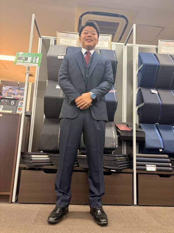 カチッと男らしい紺ストライプスーツ♪のアイキャッチ画像