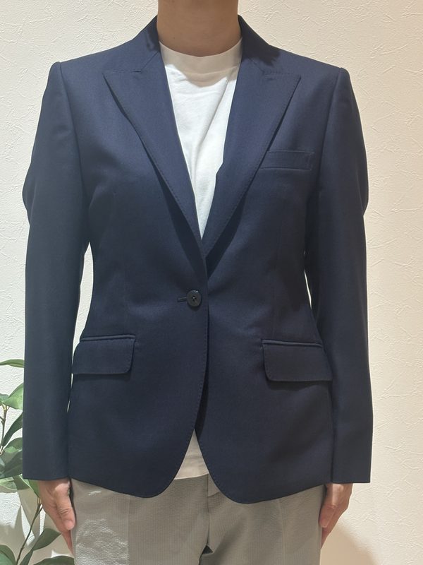 クールで上品なレディースネイビージャケットのアイキャッチ画像
