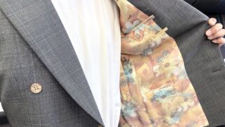 品よく遊ぶ、グリーンのダブルスーツの画像