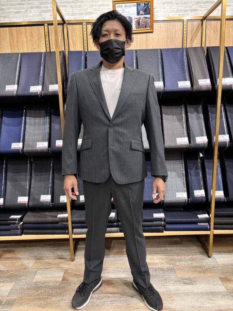 ご友人の結婚式参列＆ビジネス兼用の落ち着いた色柄のスーツのアイキャッチ画像