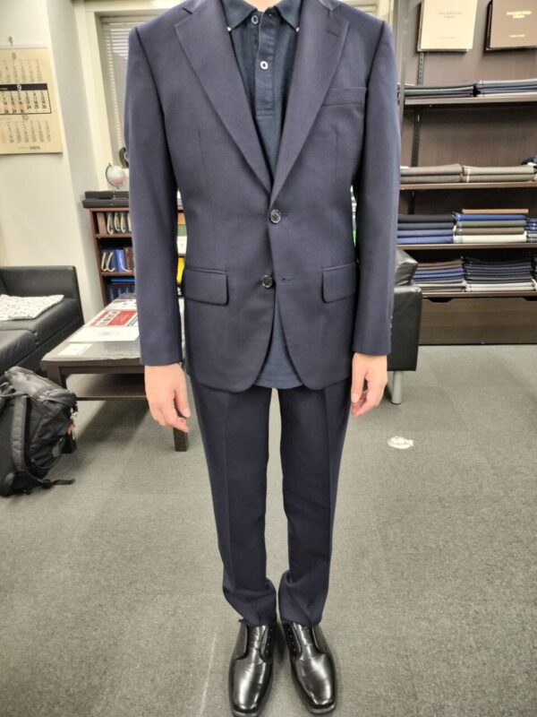 ネイビーのツーピーススーツのアイキャッチ画像