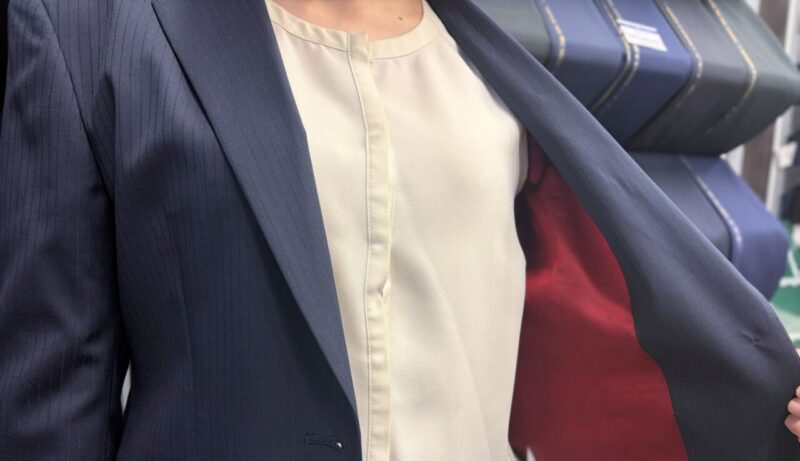 程よくゆとりがありつつ、すっきりしたシルエットのレディーススーツのアイキャッチ画像