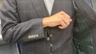 上品さと洒落感を兼ね揃えた1着の画像