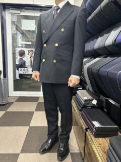 釦も映えるジャケットスタイルの画像
