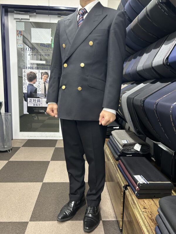 釦も映えるジャケットスタイルのアイキャッチ画像