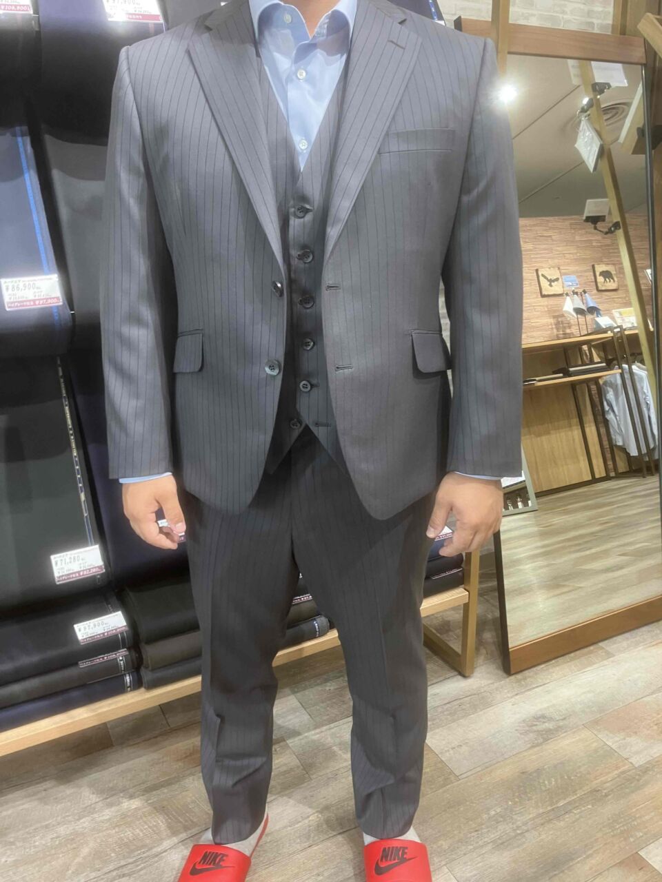 抜群の艶感を備えたシルバーグレーストライプで魅せる結婚式用スリーピースの画像