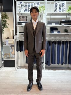 クラシカルなグレイッシュブラウンスリーピースの画像