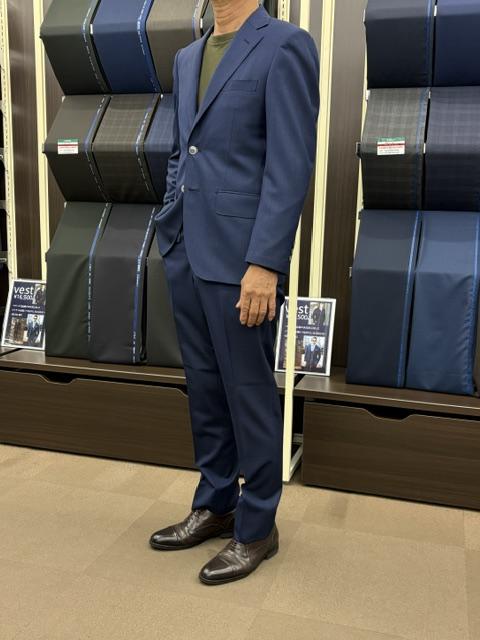 さりげなく洒落る、ネイビー格子のシングルスーツのアイキャッチ画像