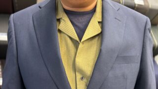細かなチェックがさりげないネイビースーツの画像