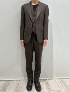 今選びたい、洗練ブラウンスーツの画像