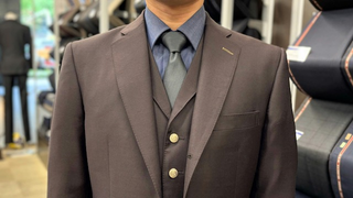 「赤茶×ブルー×グレー。渋さの中に、爽やかな遊び心。」の画像