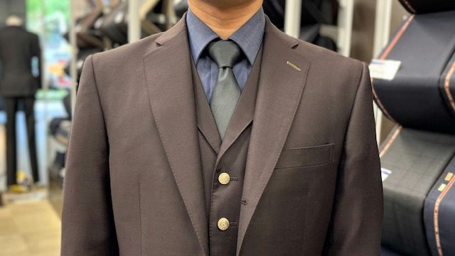 「赤茶×ブルー×グレー。渋さの中に、爽やかな遊び心。」のアイキャッチ画像