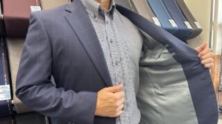 さりげないチェック柄をすっきりシルエットで着こなすの画像