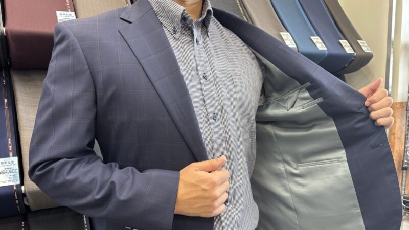 さりげないチェック柄をすっきりシルエットで着こなすのアイキャッチ画像
