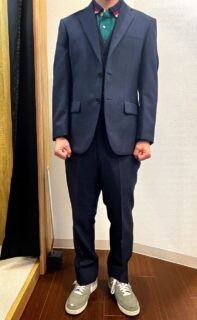 カノニコ生地の上品な艶感とさりげないグレンチェックでお洒落に着こなすスリーピーススタイルの画像
