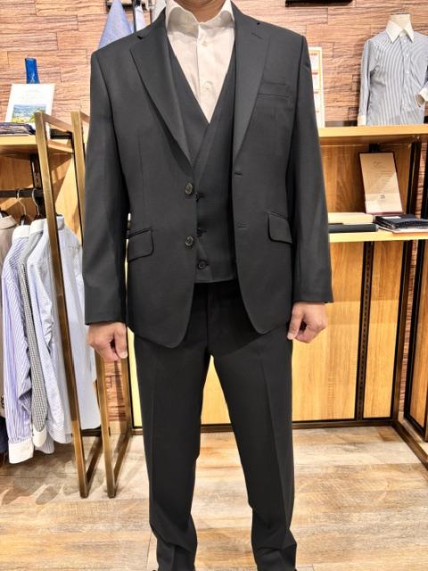 英国製ドーメルで生地の張り感があり大人の装いのダブルベストのスリーピーススーツ！！のアイキャッチ画像